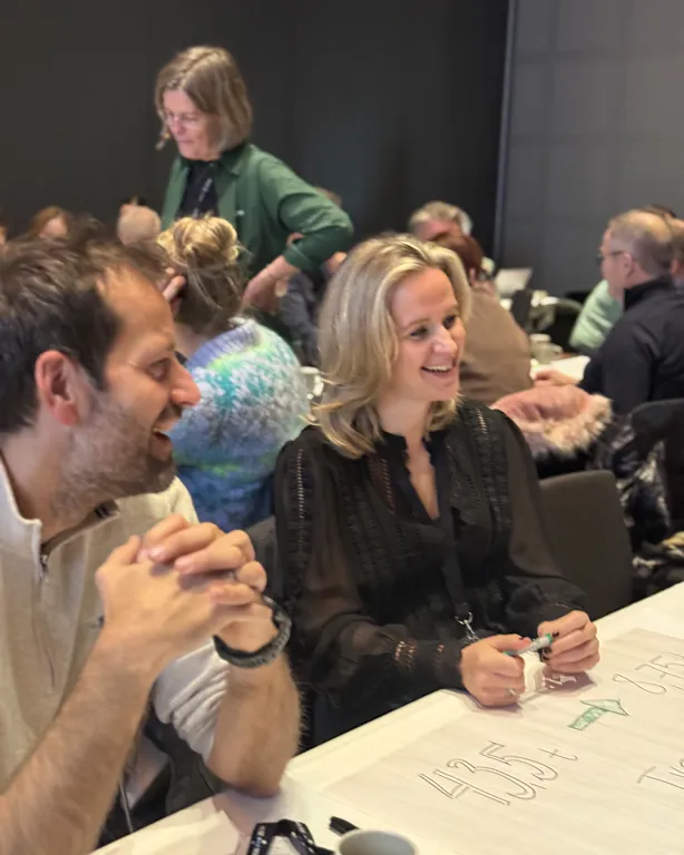 En mann og en kvinne som sitter ved et bord med papirer