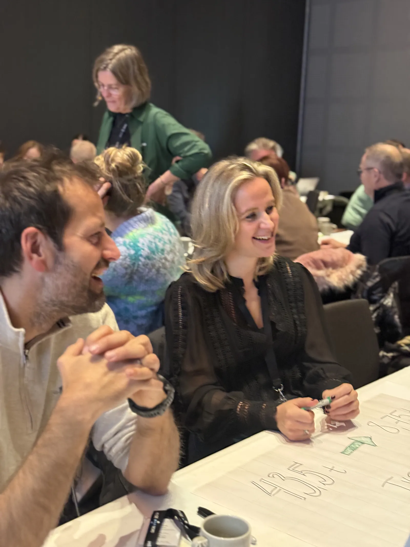 En mann og en kvinne som sitter ved et bord med papirer