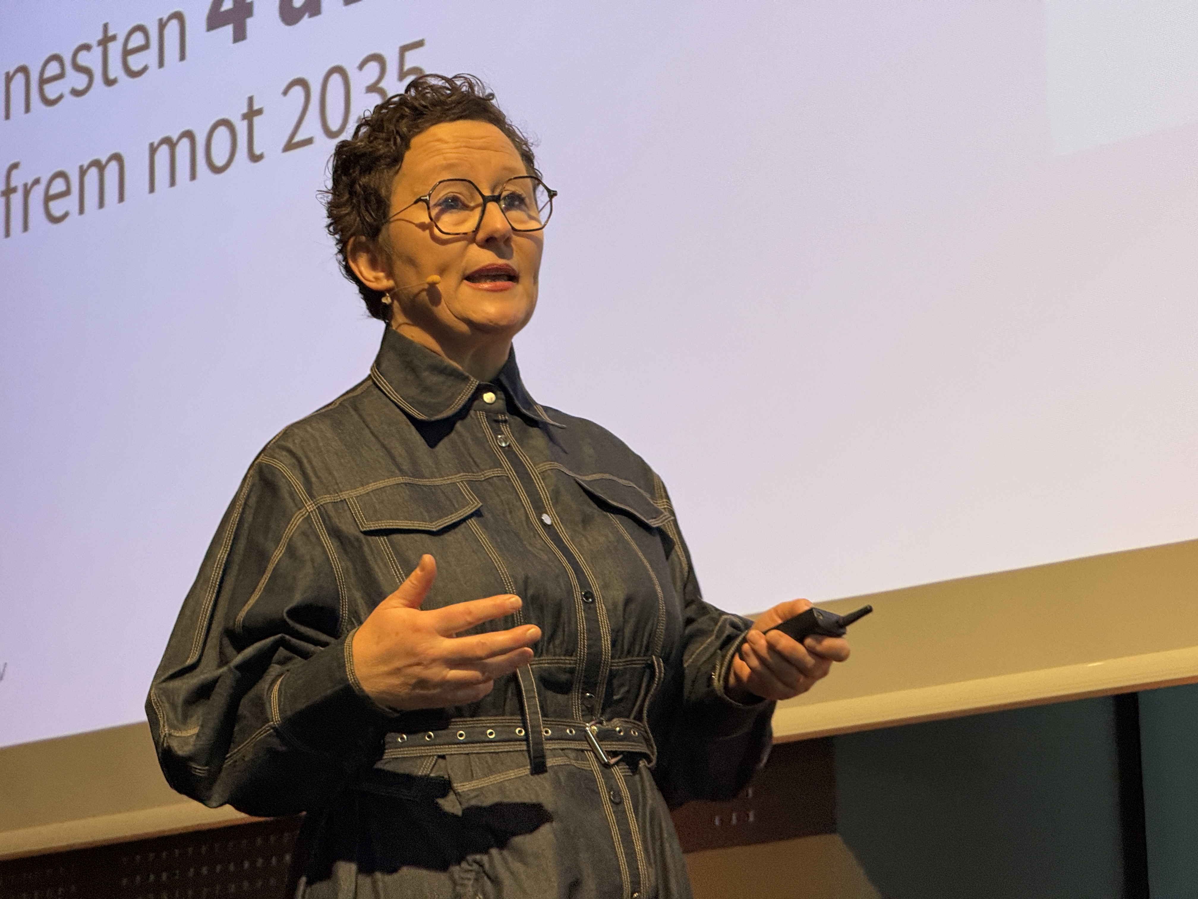 En person som snakker inn i en mikrofon