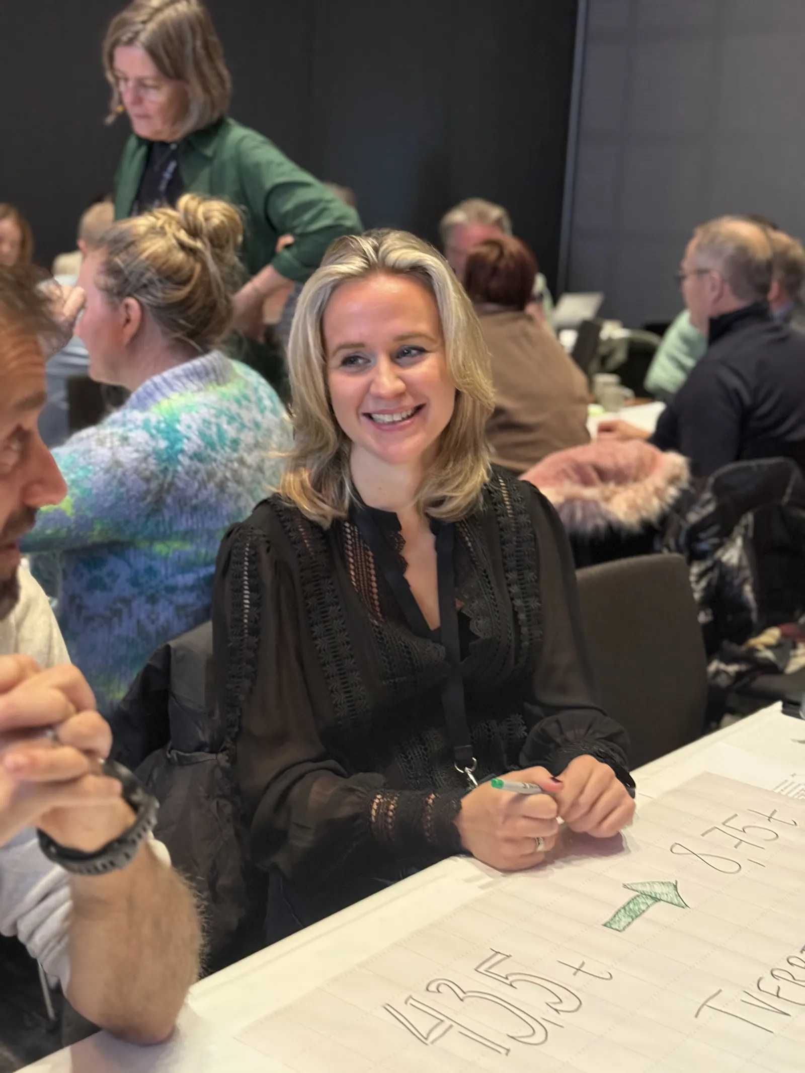 En person som sitter ved et bord