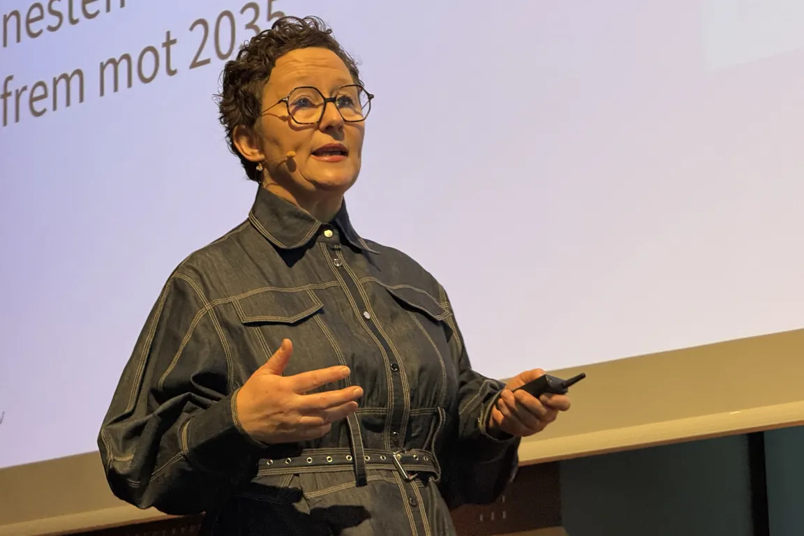 En person som snakker inn i en mikrofon