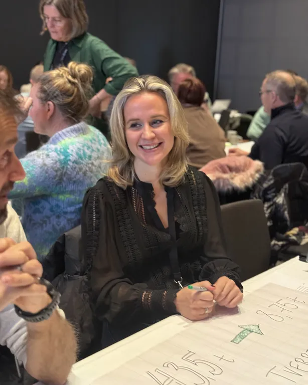 En person som sitter ved et bord