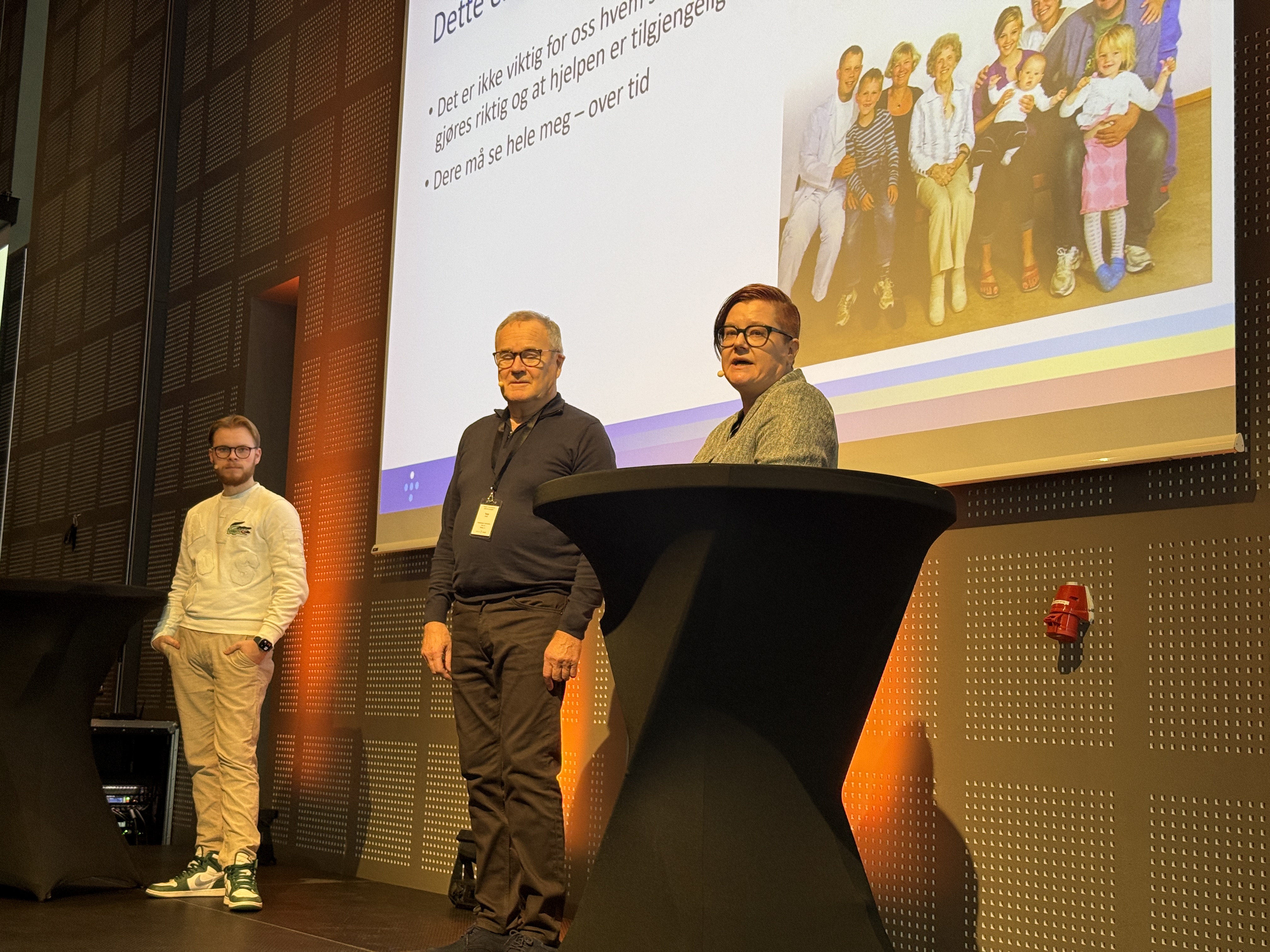 En gruppe menn som står ved siden av en stor svart gjenstand