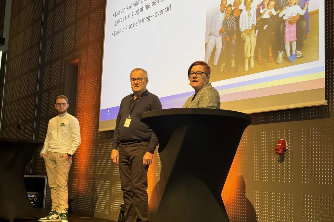 En gruppe menn som står ved siden av en stor svart gjenstand