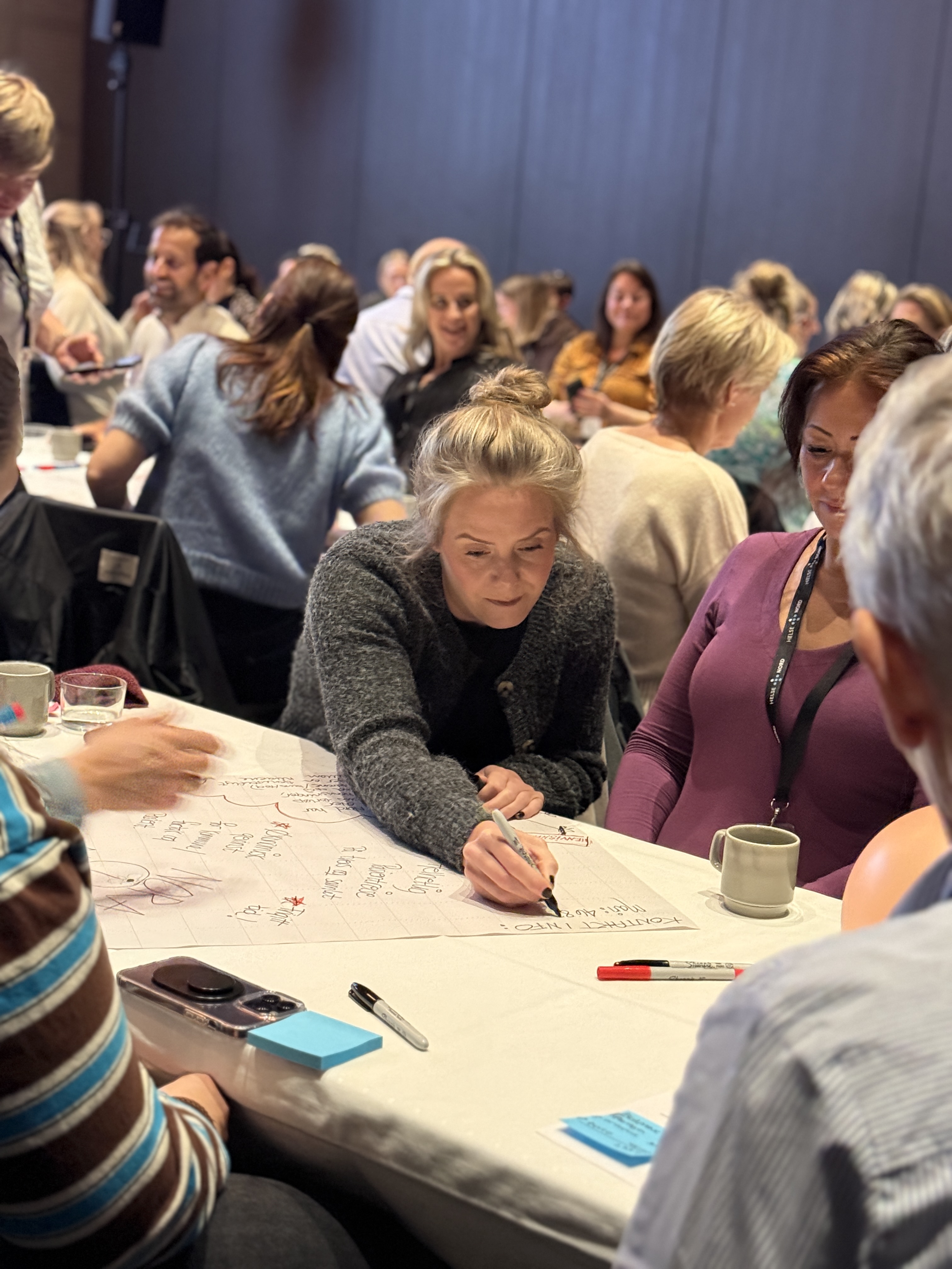 En gruppe mennesker som sitter ved et bord