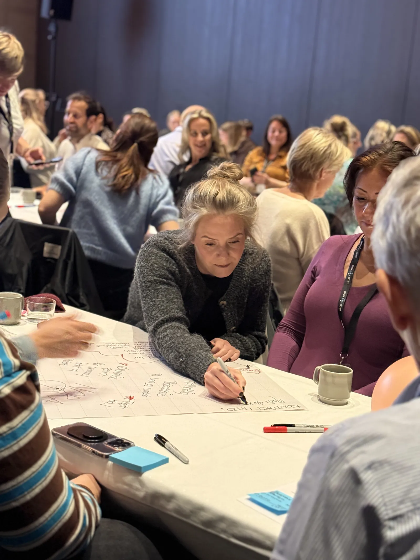 En gruppe mennesker som sitter ved et bord