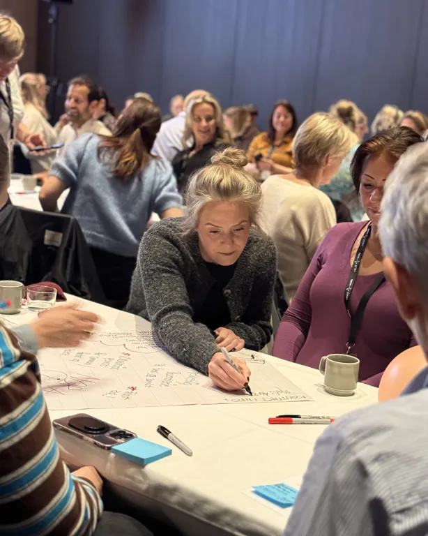 En gruppe mennesker som sitter ved et bord