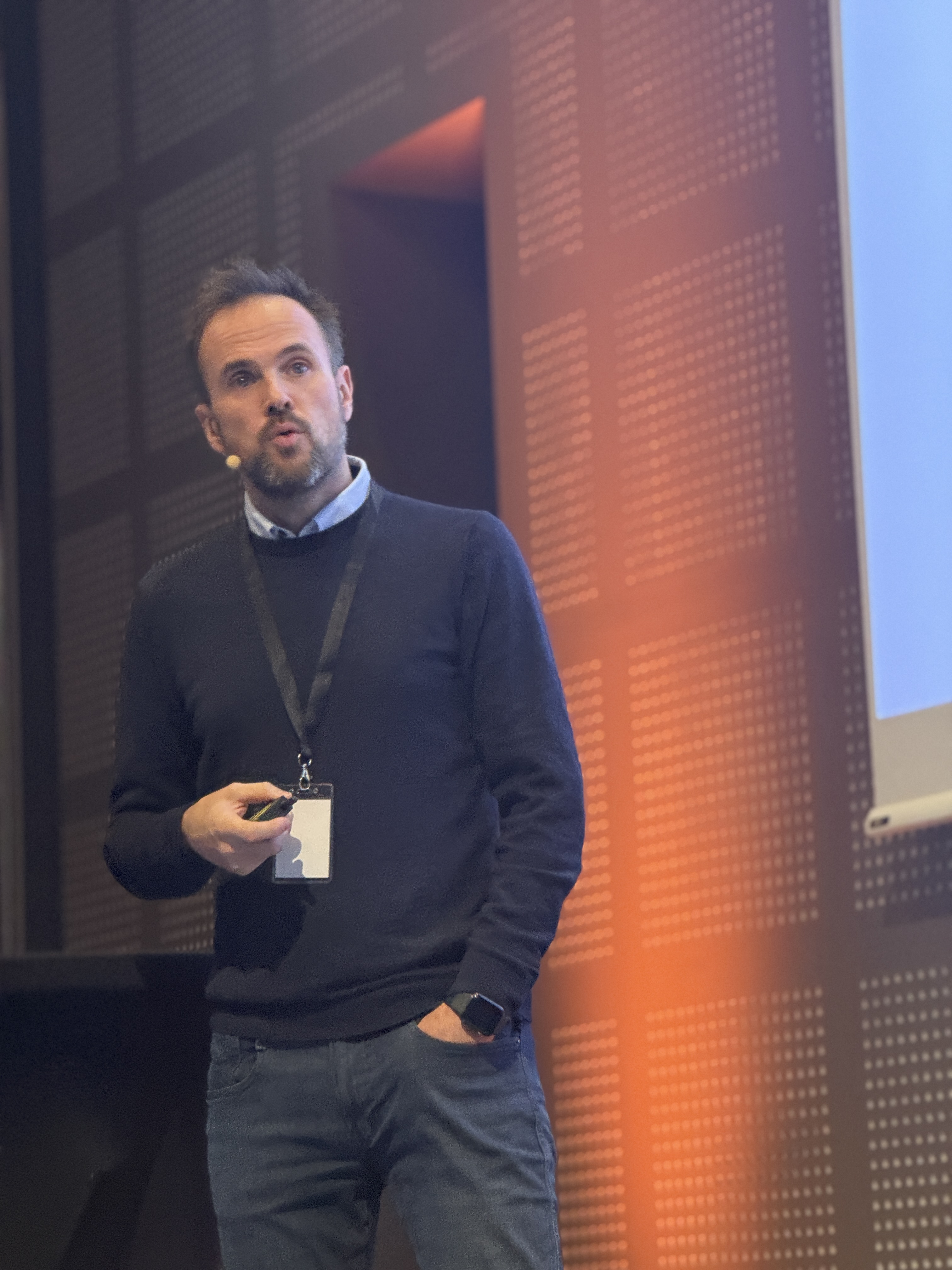 En mann som står foran et vindu