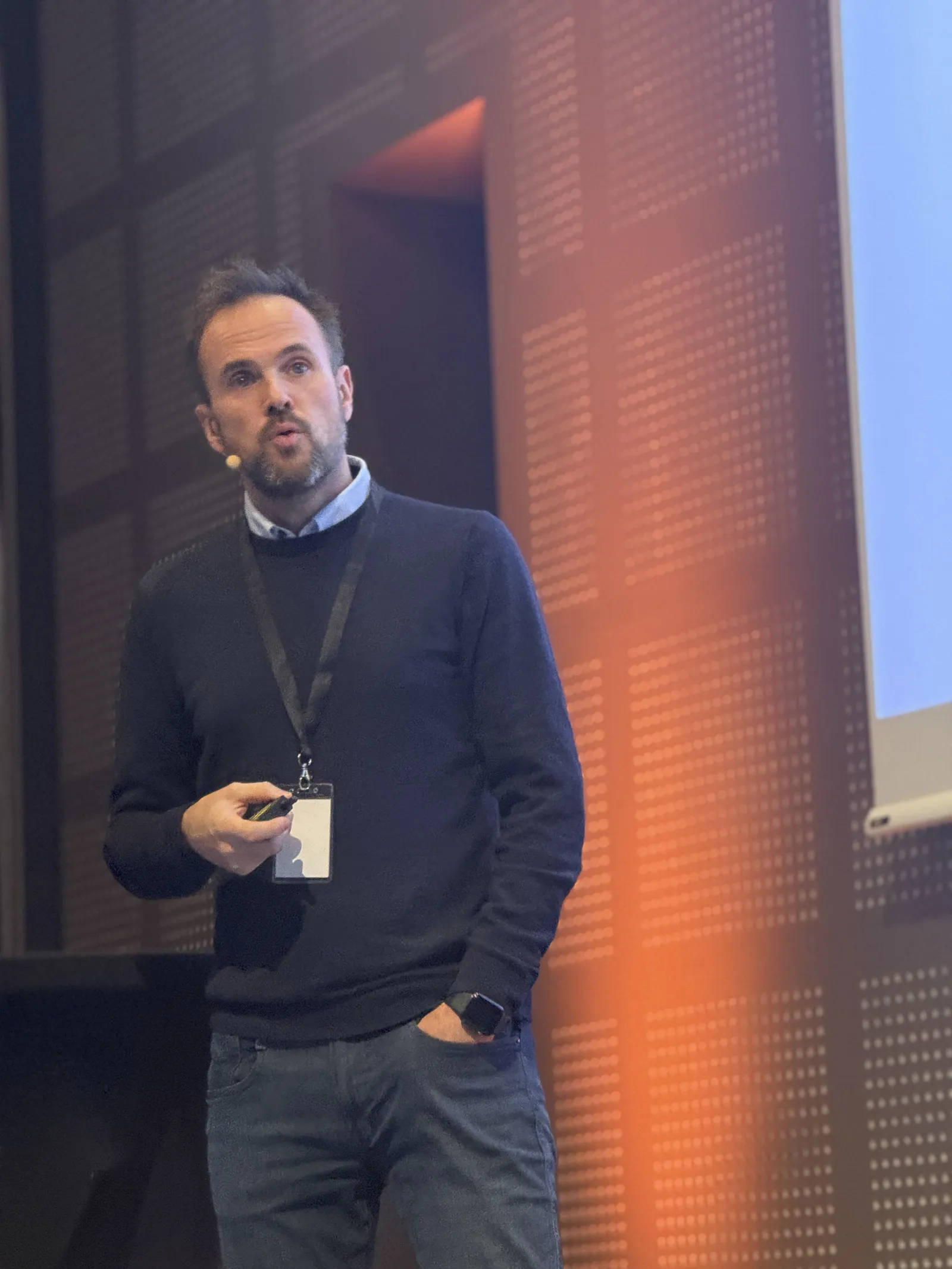 En mann som står foran et vindu