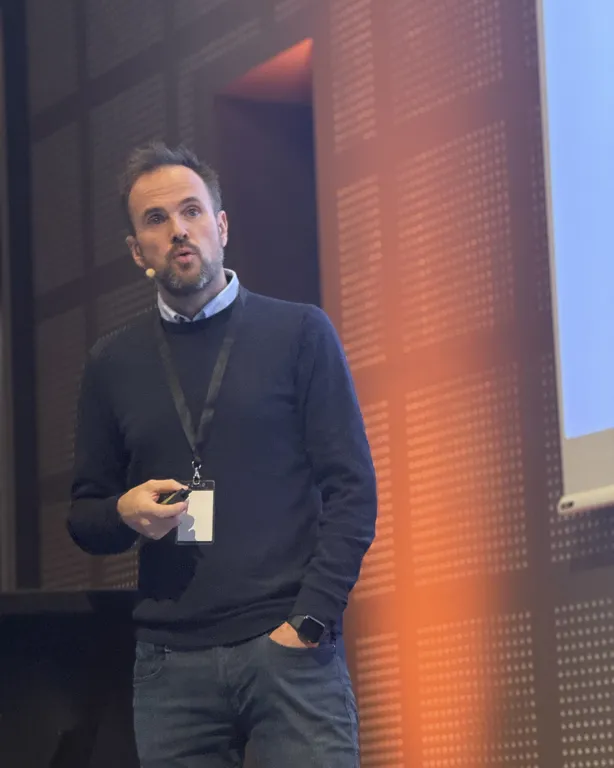 En mann som står foran et vindu