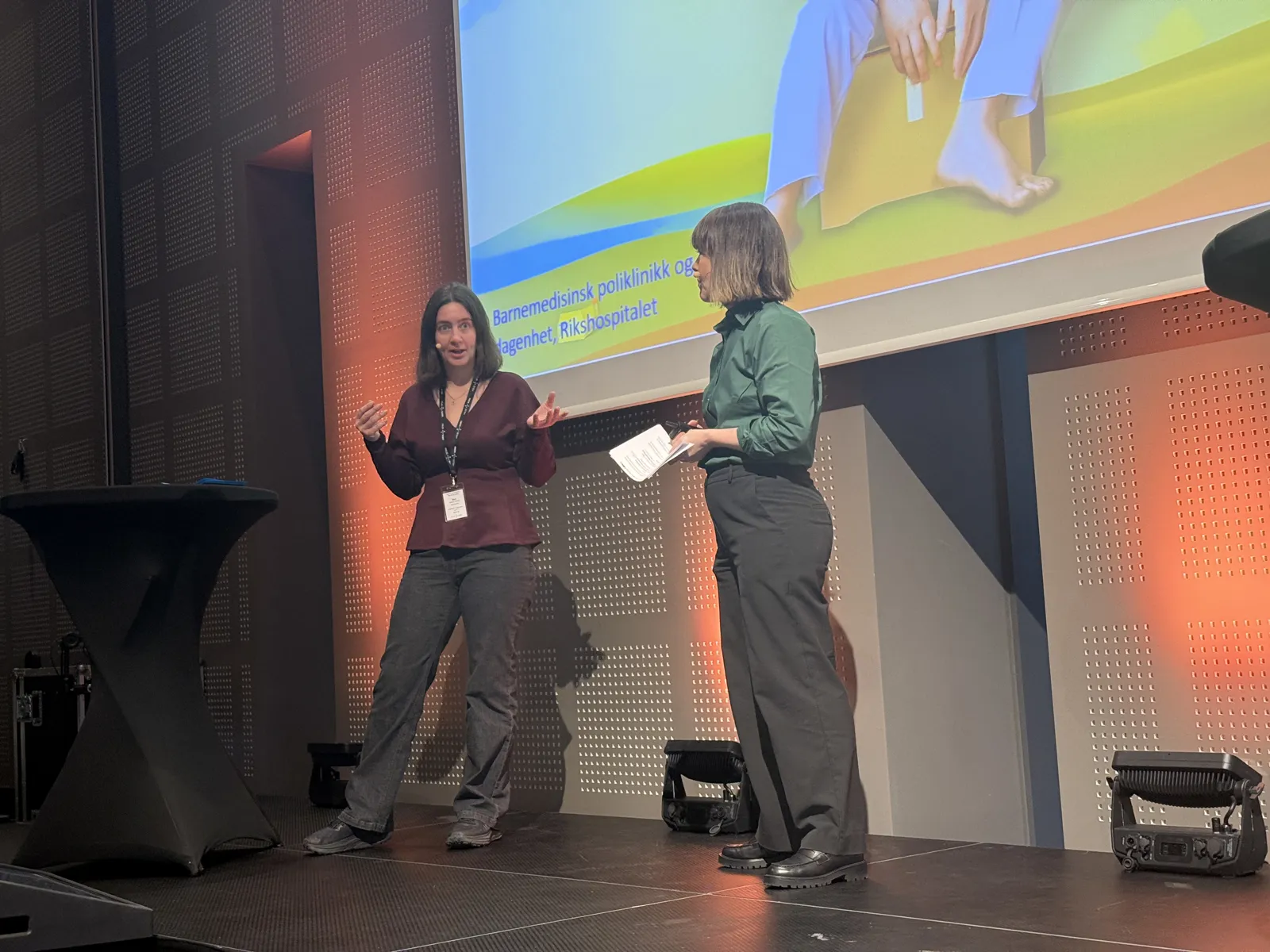 En kvinne og en mann på en scene