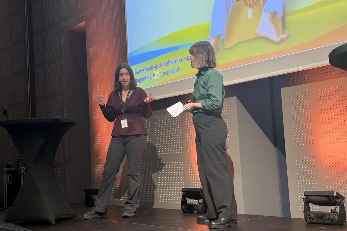 En kvinne og en mann på en scene