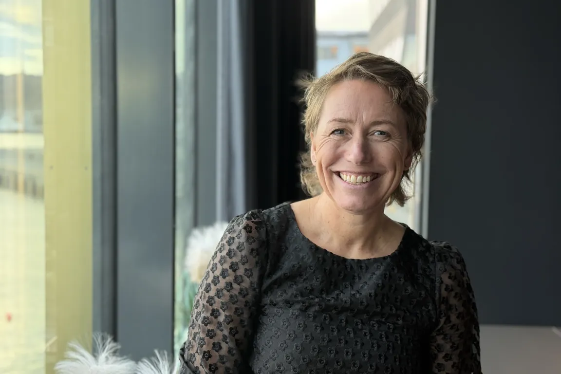 En person som smiler til kameraet