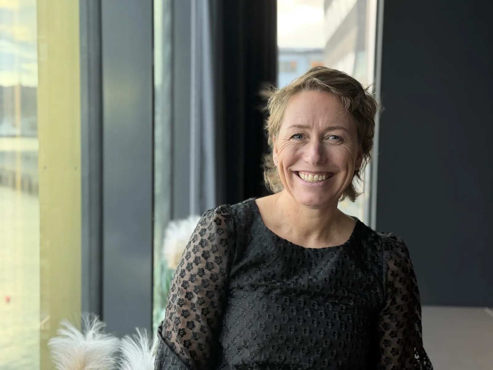 En person som smiler til kameraet