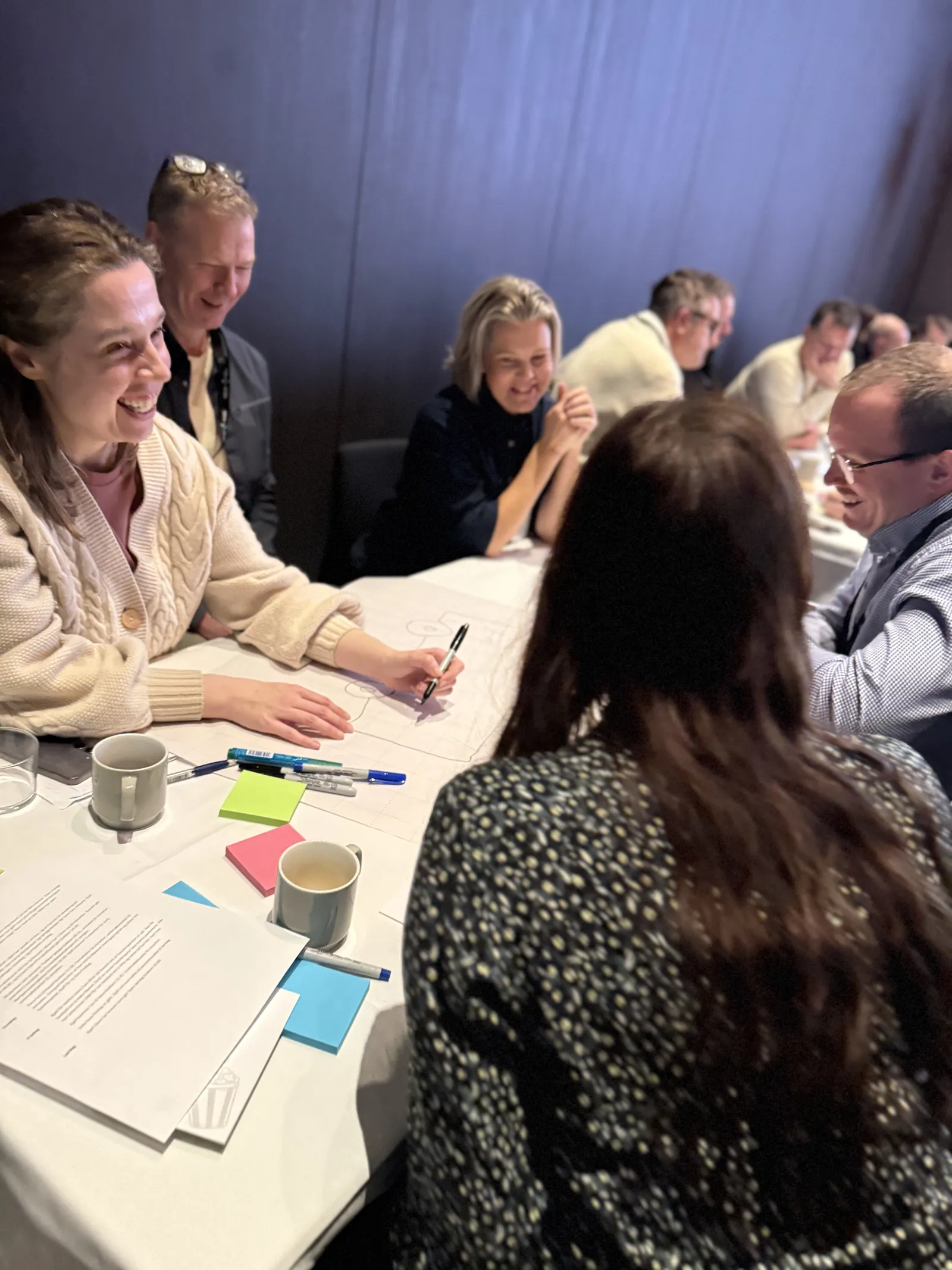 Diskusjoner rundt bordene