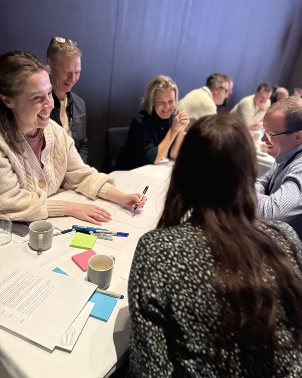 Diskusjoner rundt bordene