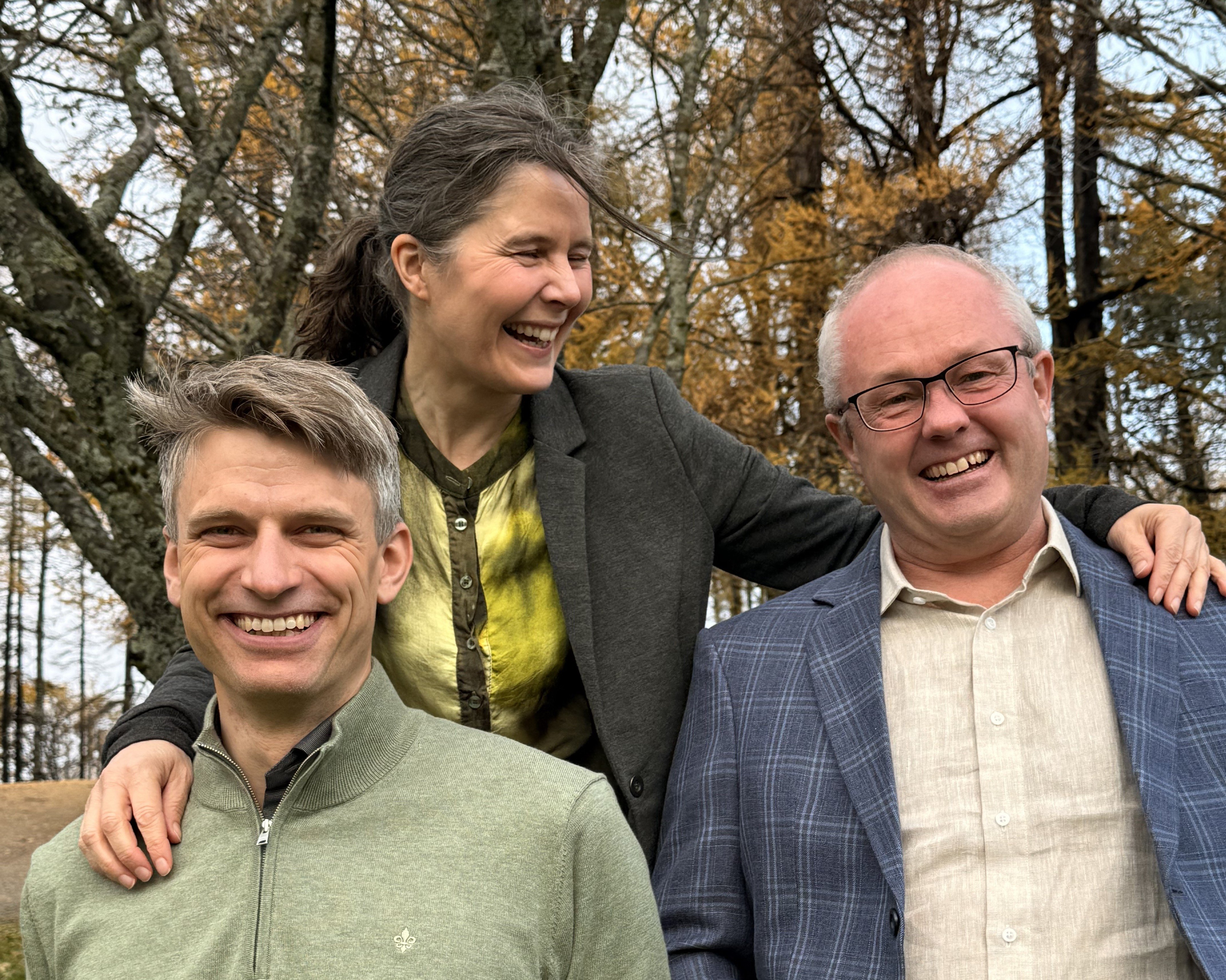 En gruppe mennesker som smiler