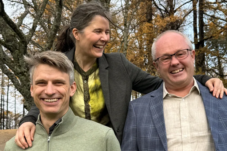 En gruppe mennesker som smiler