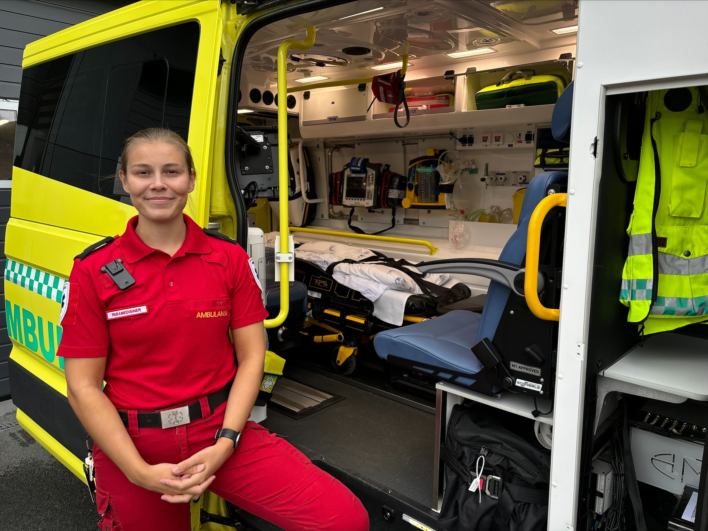 En person i rød skjorte