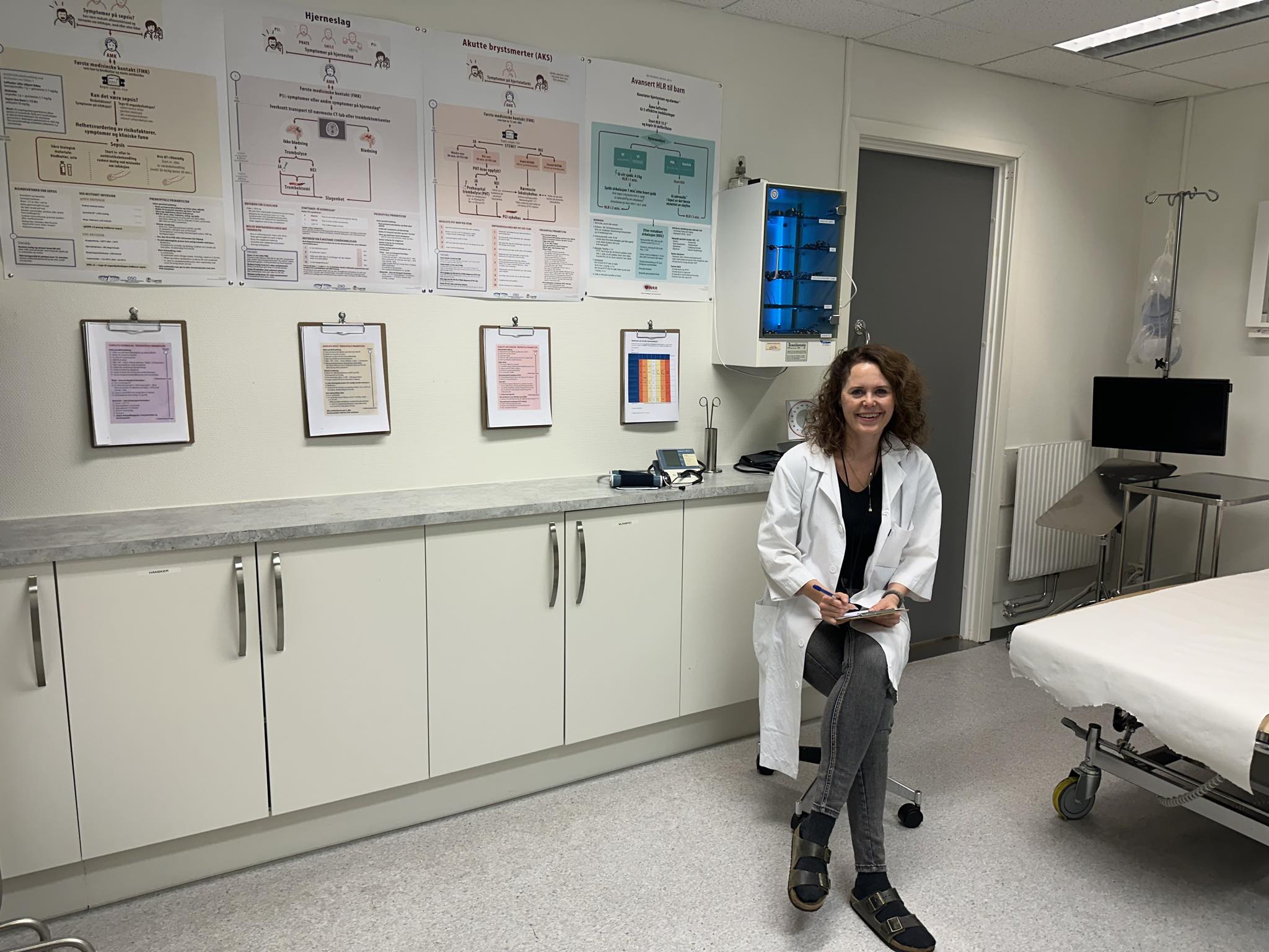 En person som står på et sykehusrom