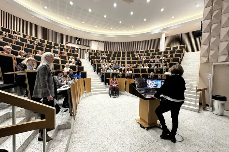 Folk i et rom med datamaskiner