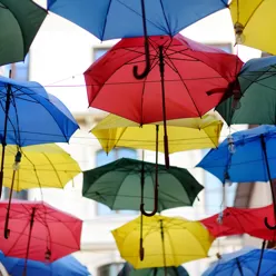 Flere fargerike paraplyer fra strenger