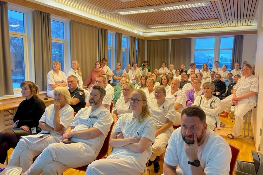 En gruppe mennesker som sitter i et rom