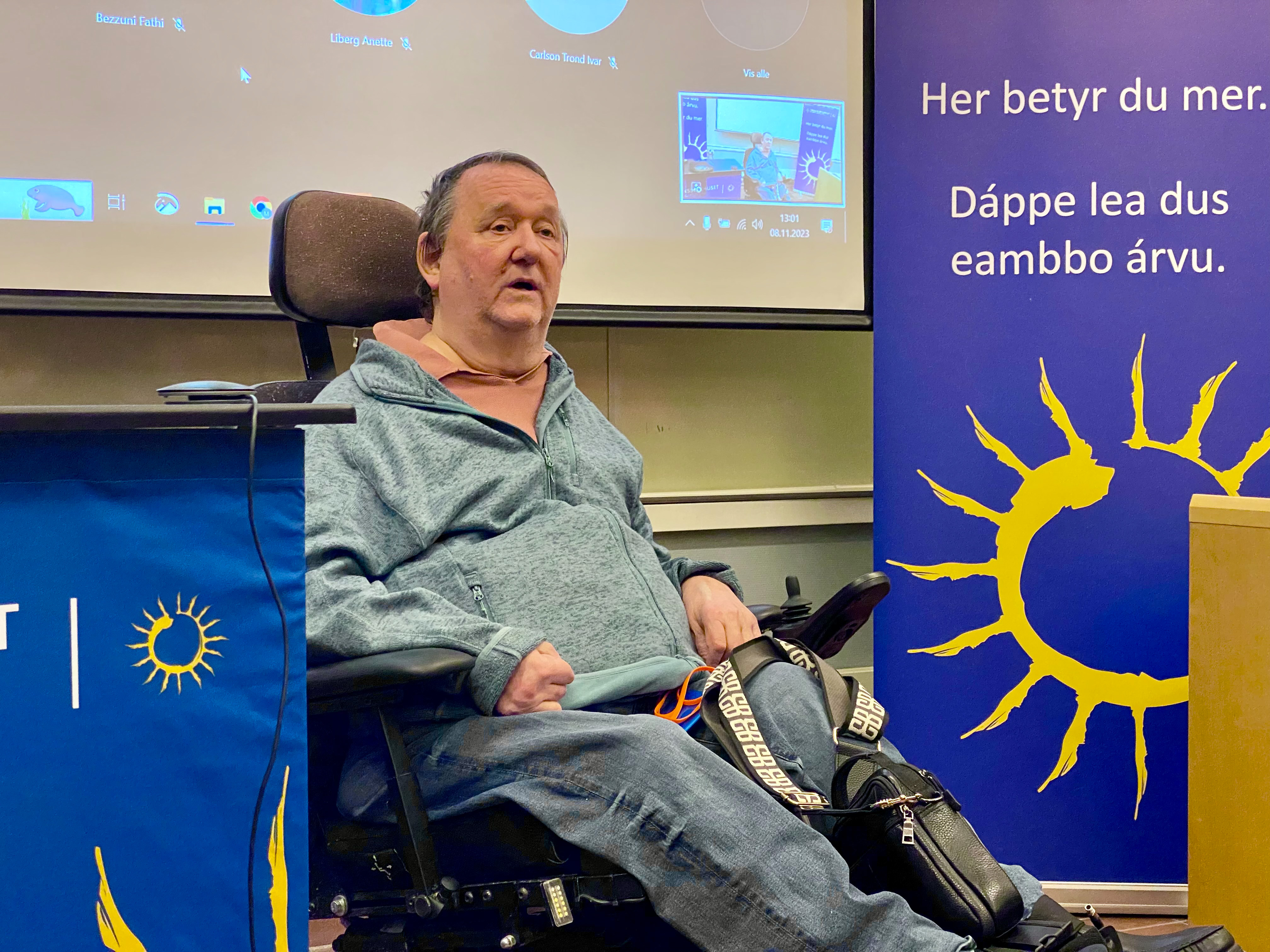 En mann som sitter i en stol