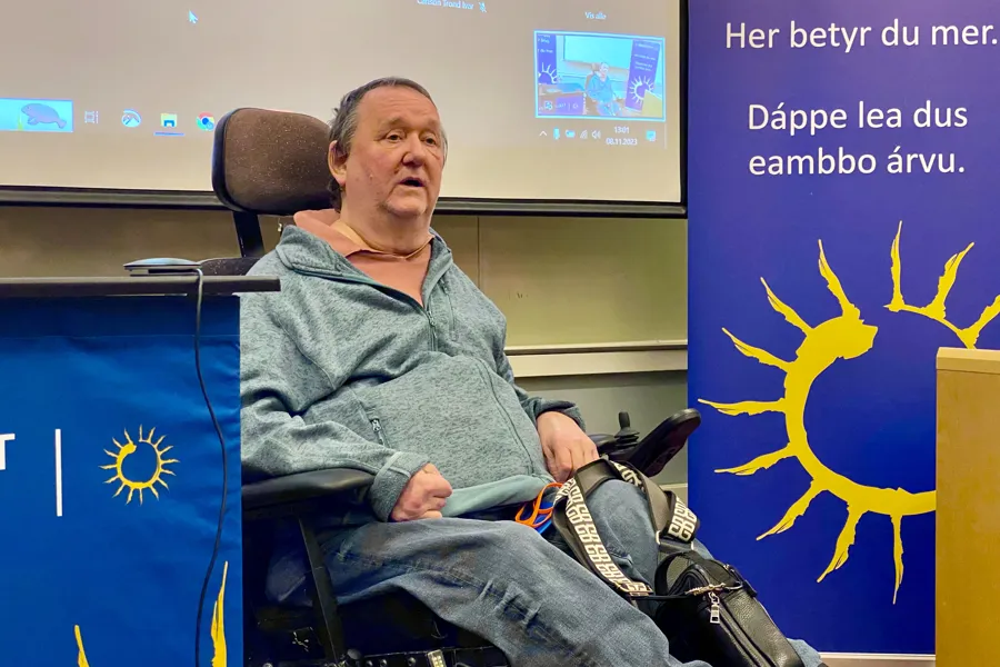 En mann som sitter i en stol