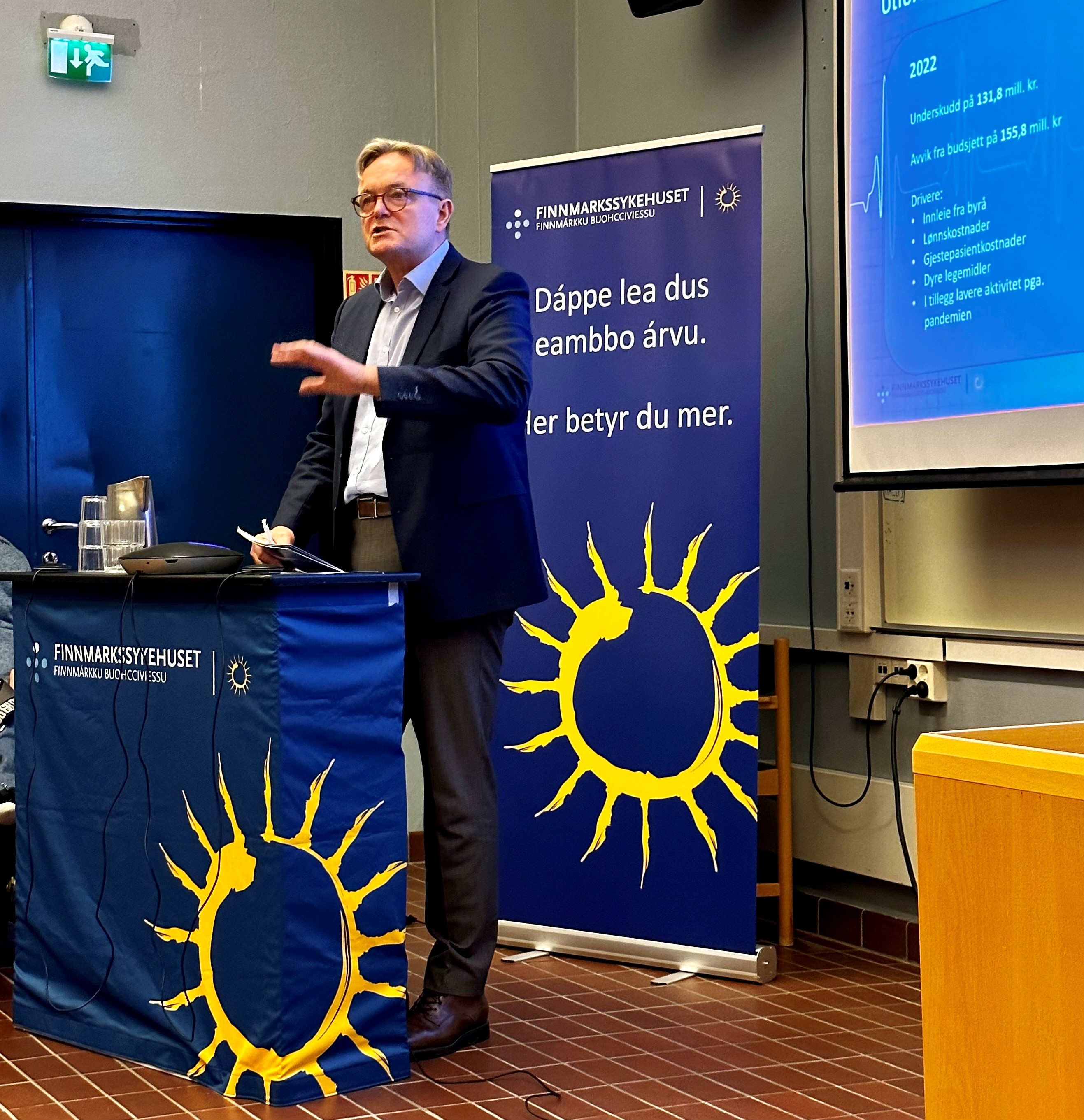 En person som står på et podium