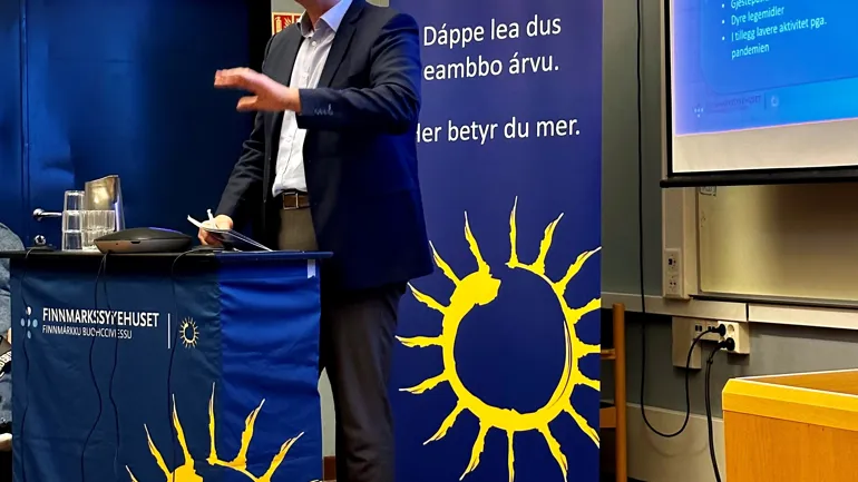 En person som står på et podium