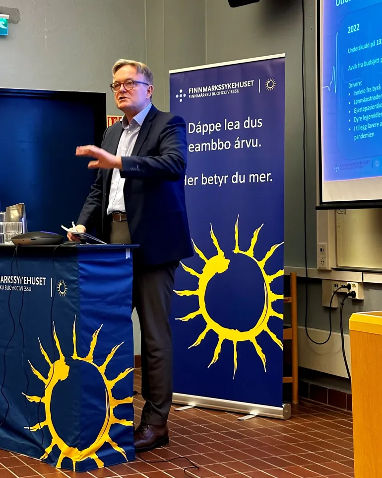 En person som står på et podium