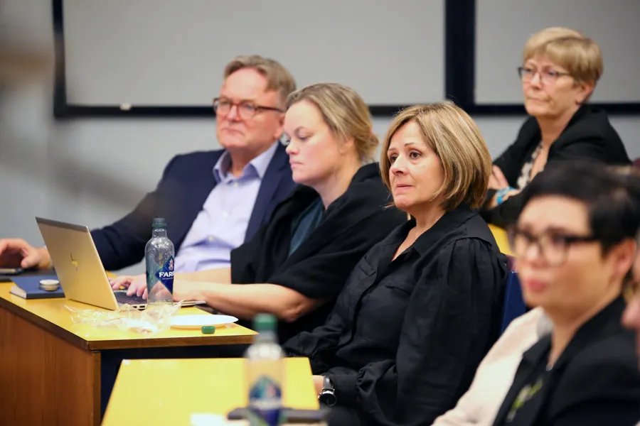 En gruppe mennesker som sitter ved et bord