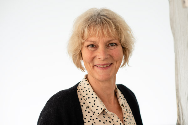 En kvinne som smiler til kameraet