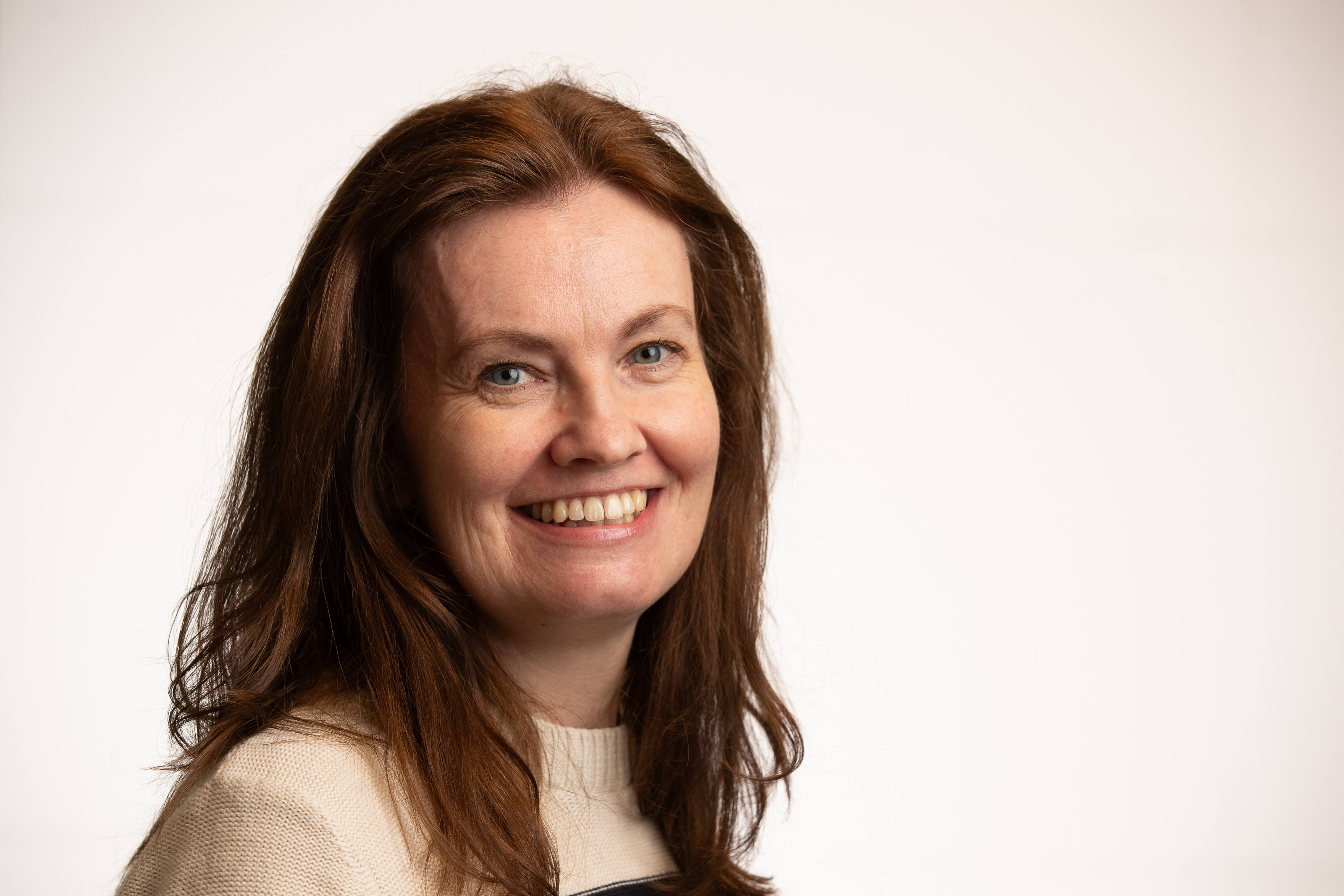 En kvinne med langt hår