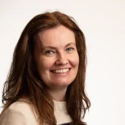 En kvinne med langt hår