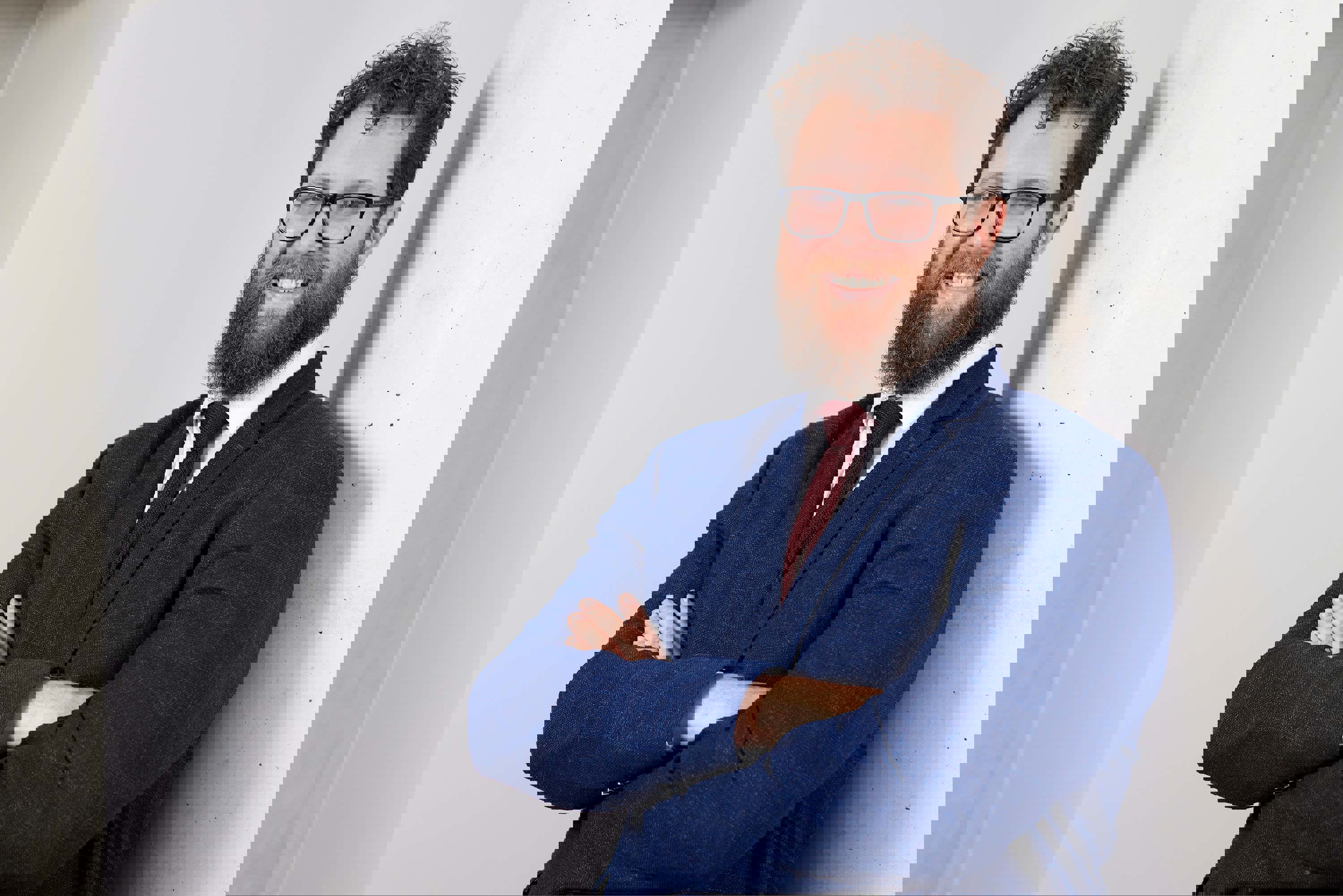 En mann med armene i kors