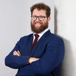 En mann med armene i kors