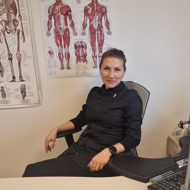 En person som sitter i en stol