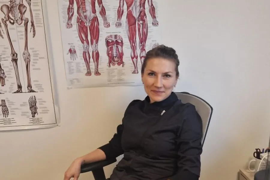 En person som sitter i en stol