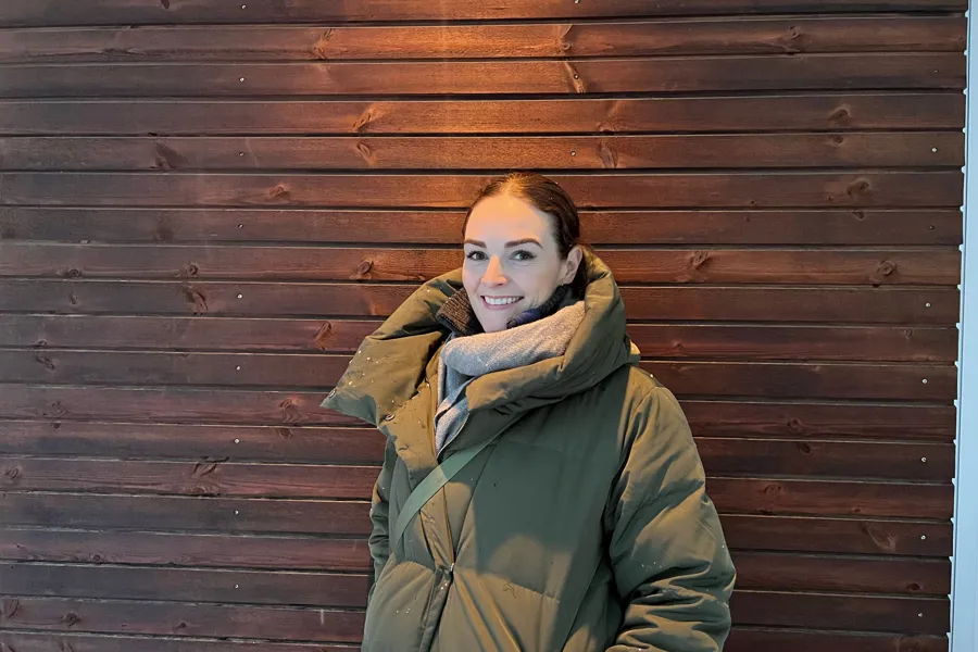 En kvinne iført skjerf og frakk