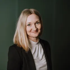 En person med blondt hår