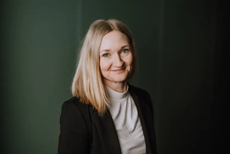 En person med blondt hår