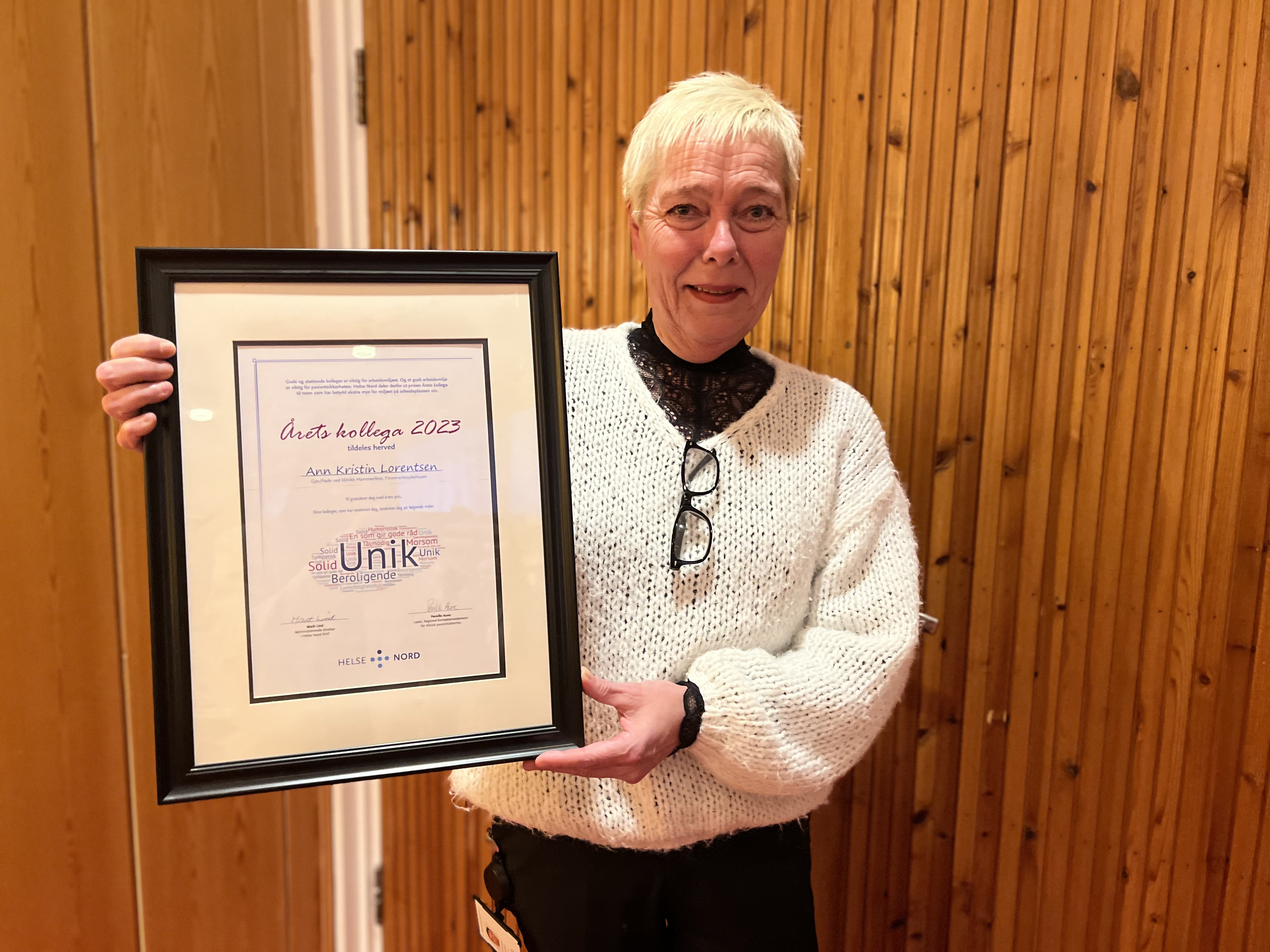 En person som holder et innrammet bilde