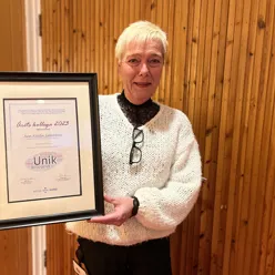 En person som holder et innrammet bilde