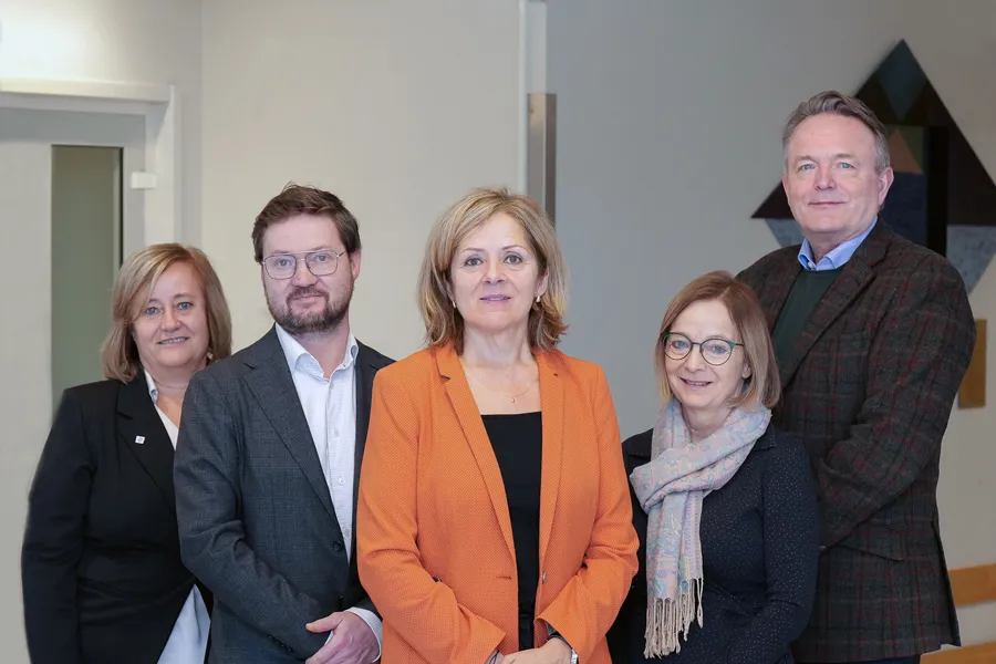 En gruppe mennesker som poserer for et bilde