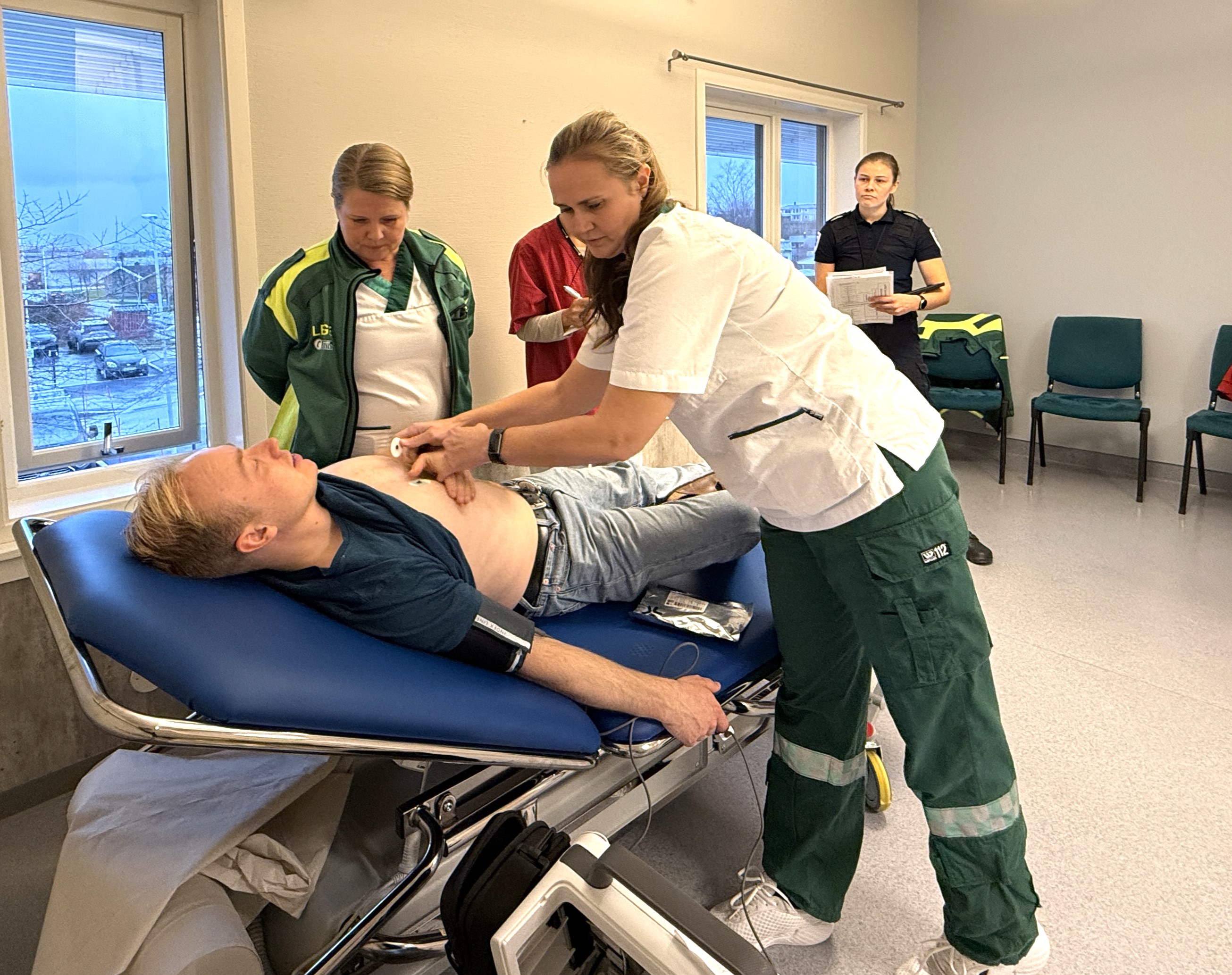 En gruppe personer i et rom