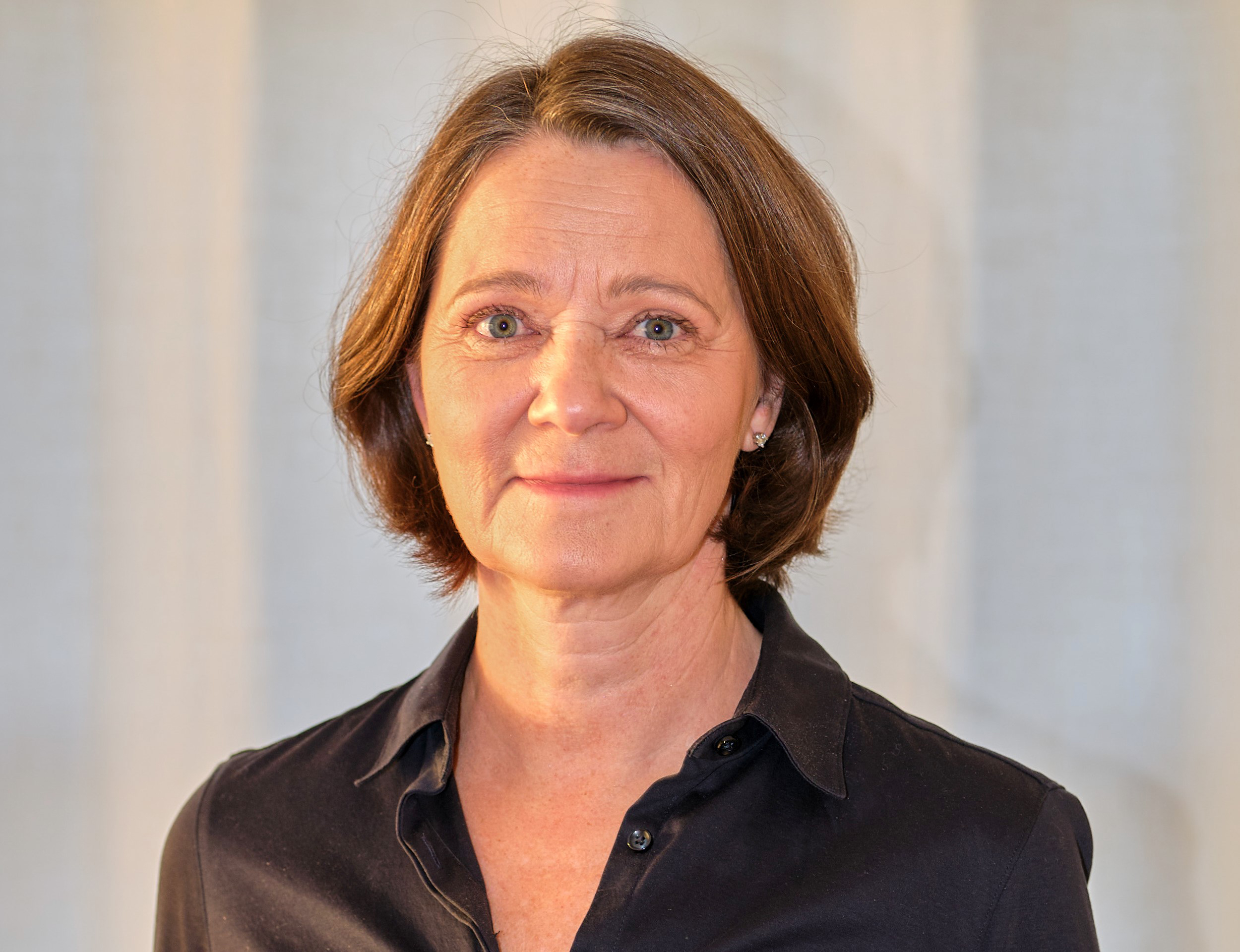 En mann med kort hår