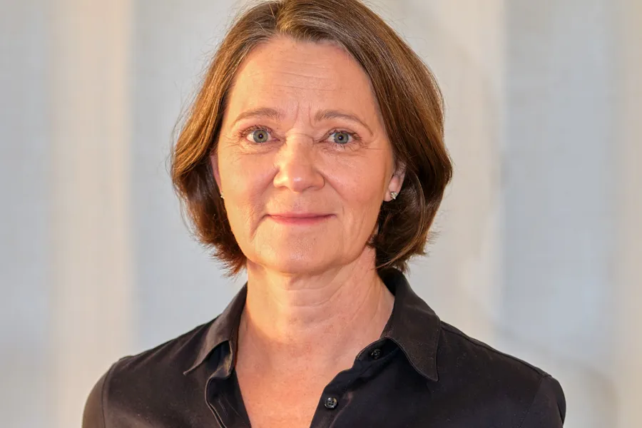 En mann med kort hår