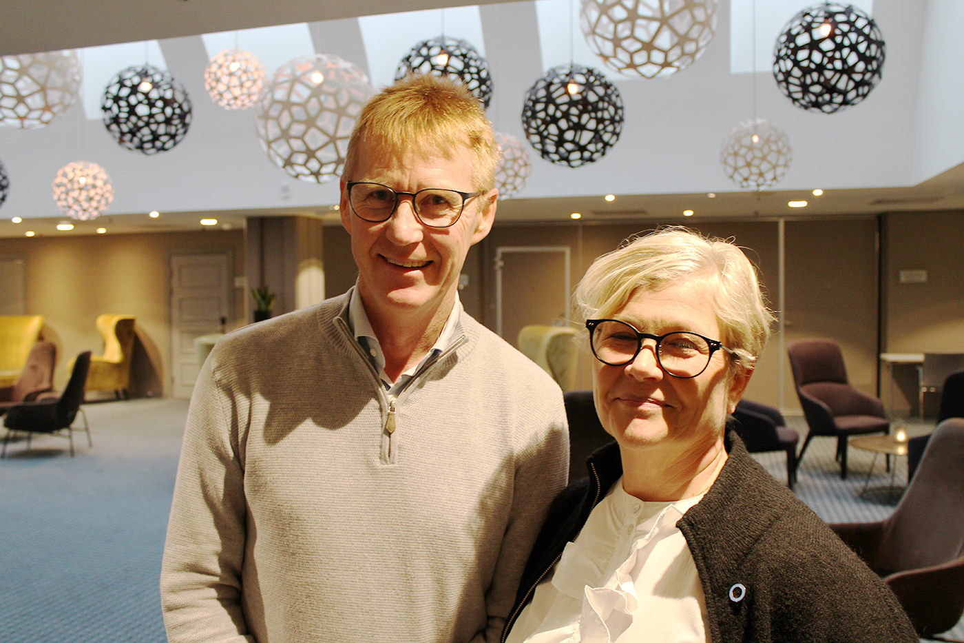 En mann og en kvinne som poserer for et bilde